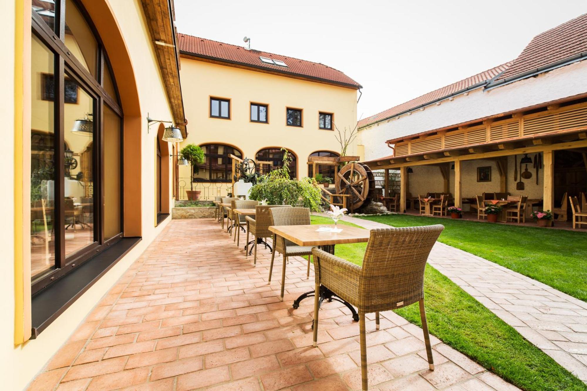 Hotel Selsky Dvur - Bohemian Village Courtyard Prague Exterior photo